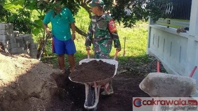 Babinsa TNI Bantu Pasang Paving Warga Desa Koncer Kidul,Kami Bangga Punya Tentara Seperti Ini