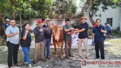 SAMBUT IEDUL ADHA 1446 H / 2025 M, PERUM PERHUTANI KPH BONDOWOSO BAGIKAN DAGING QURBAN UNTUK FAQIR MISKIN