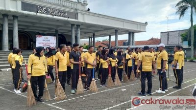 Bersihkan Masjid Agung, Puluhan Personel Polres Bangkalan Gelar Bakti Religi Sambut Hari Bhayangkara ke – 79