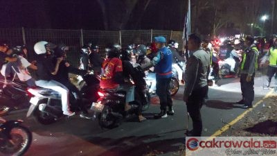 Humanis, Polisi Berhasil Bubarkan Pesilat yang Tutup Akses Jalan Malang – Blitar