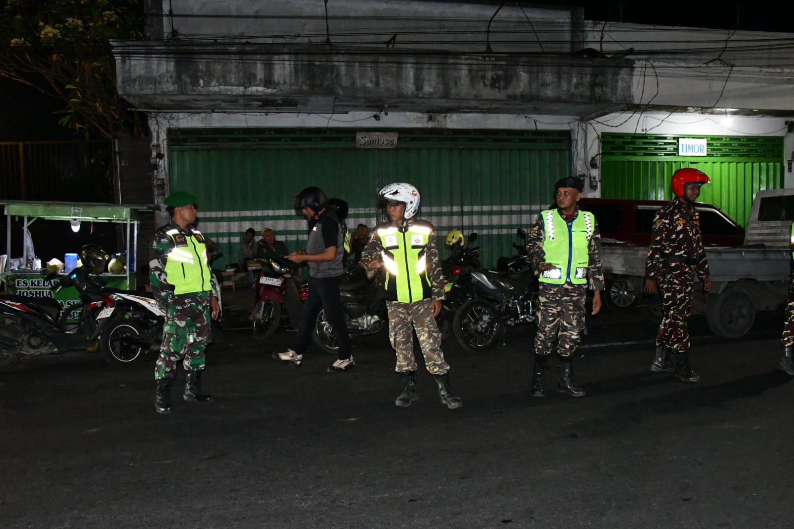 Prajurit Kodim 0822 dan Banser Hadir di Pasar Induk, Pedagang dan Warga Nyaman Saat Aktivitas Bongkar Muat