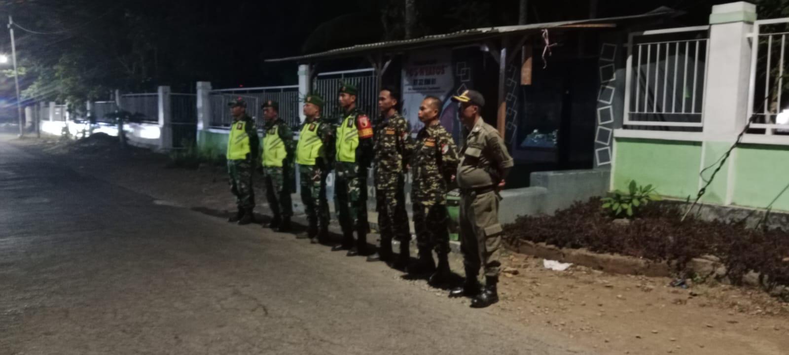 Babinsa Koramil 0822/03 dan Banser Kompak, Bukti Nyata Kepedulian Untuk Warga Tegalampel