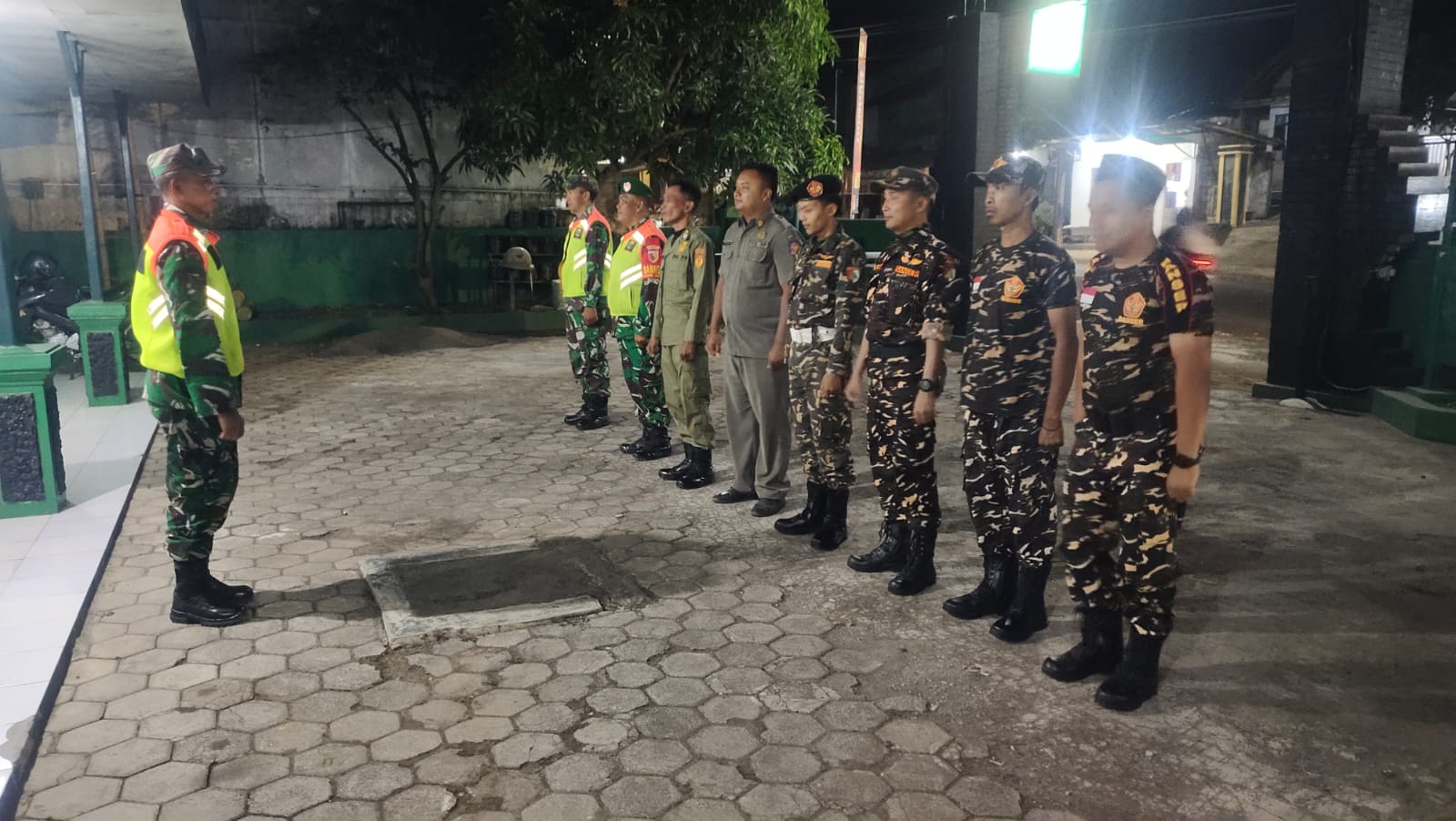 Wujud Kebersamaan, Babinsa dan Banser Menyapa Warga Lewat Patroli Malam