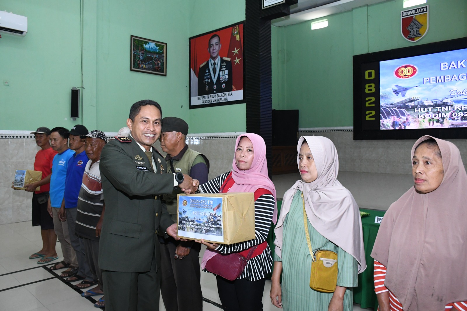 Kodim 0822 Gelar Bakti Sosial Pembagian Sembako dalam Rangka HUT TNI ke-80