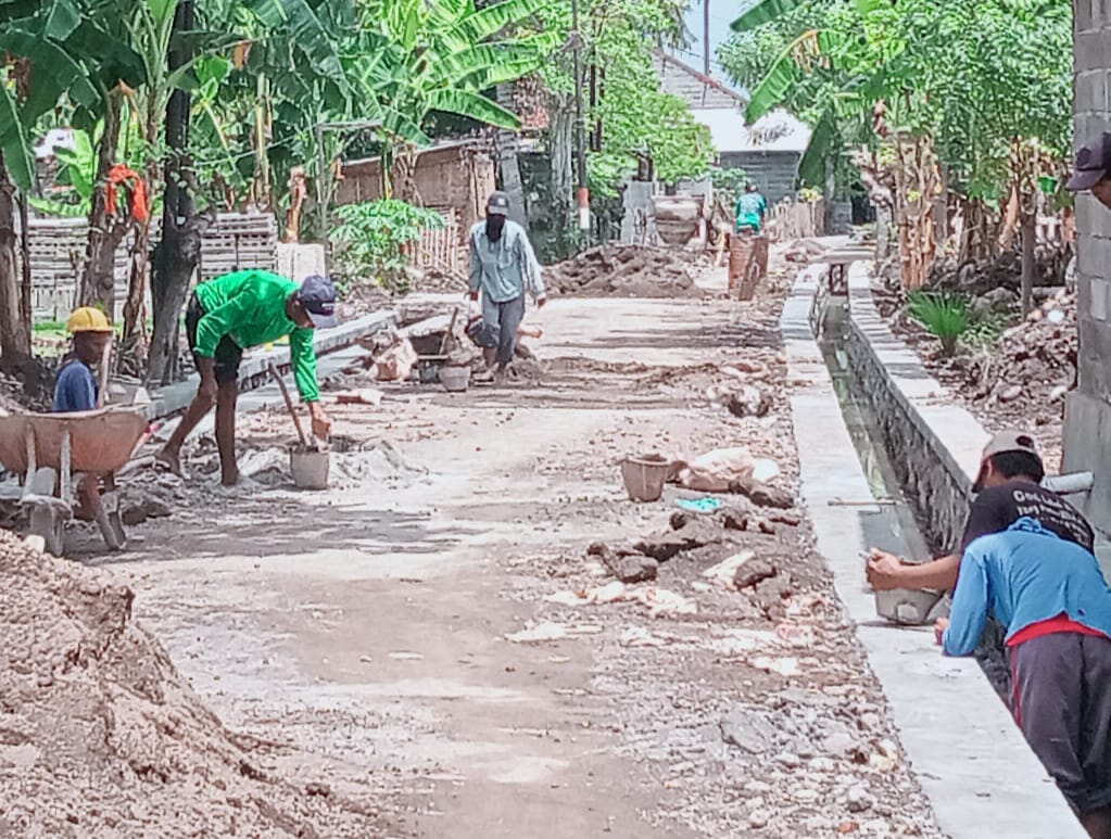 CV.Cemara Perkasa Dua Pelaksana Pekerjaan Proyek Drainase di Desa Kumbangsari Diduga Tanpa Pengawasan