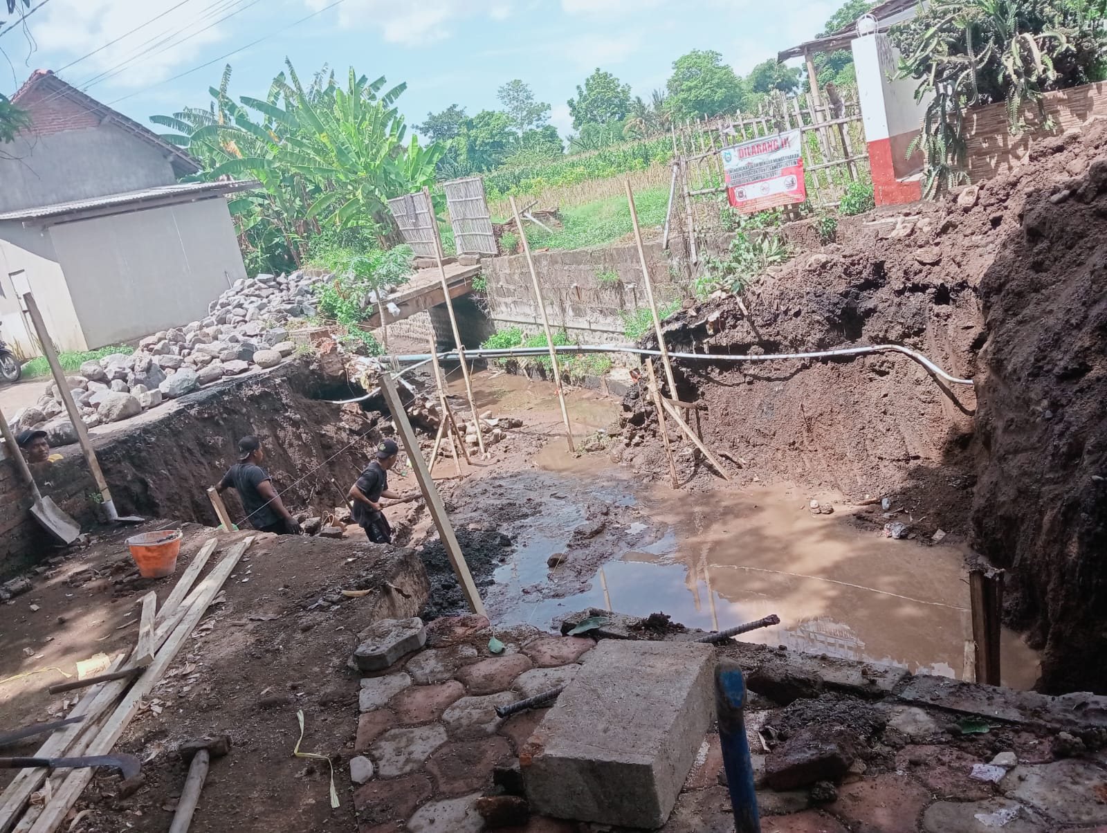 Diduga Pelaksana Proyek Jembatan Desa Arjasa Langgar K3