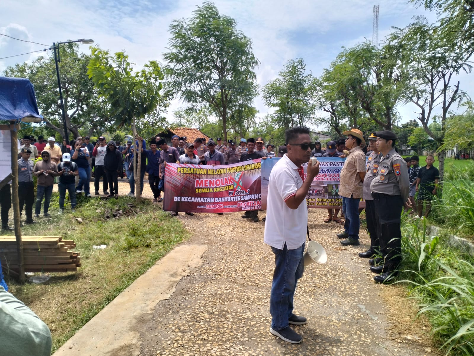 Ratusan Nelayan Pantura Madura Demo Tuntut Ganti Rumpun Sebesar 6 Miliar dan Tolak Pembangunan Pasar Ikan Dana CSR Petronas di Banyuates