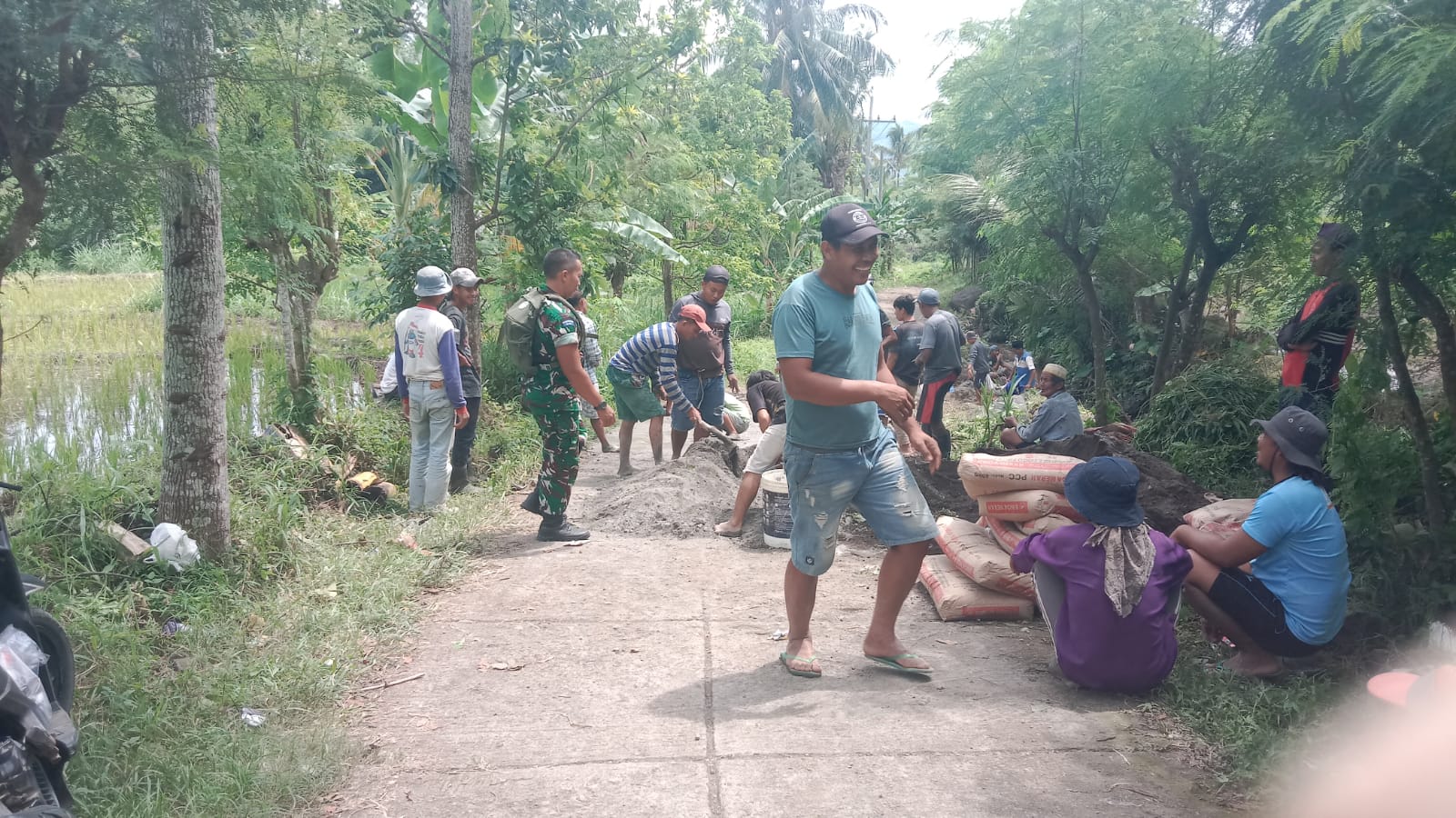 Gotong Royong Babinsa dan Warga Gunung Malang Bangun Jalan Harapan
