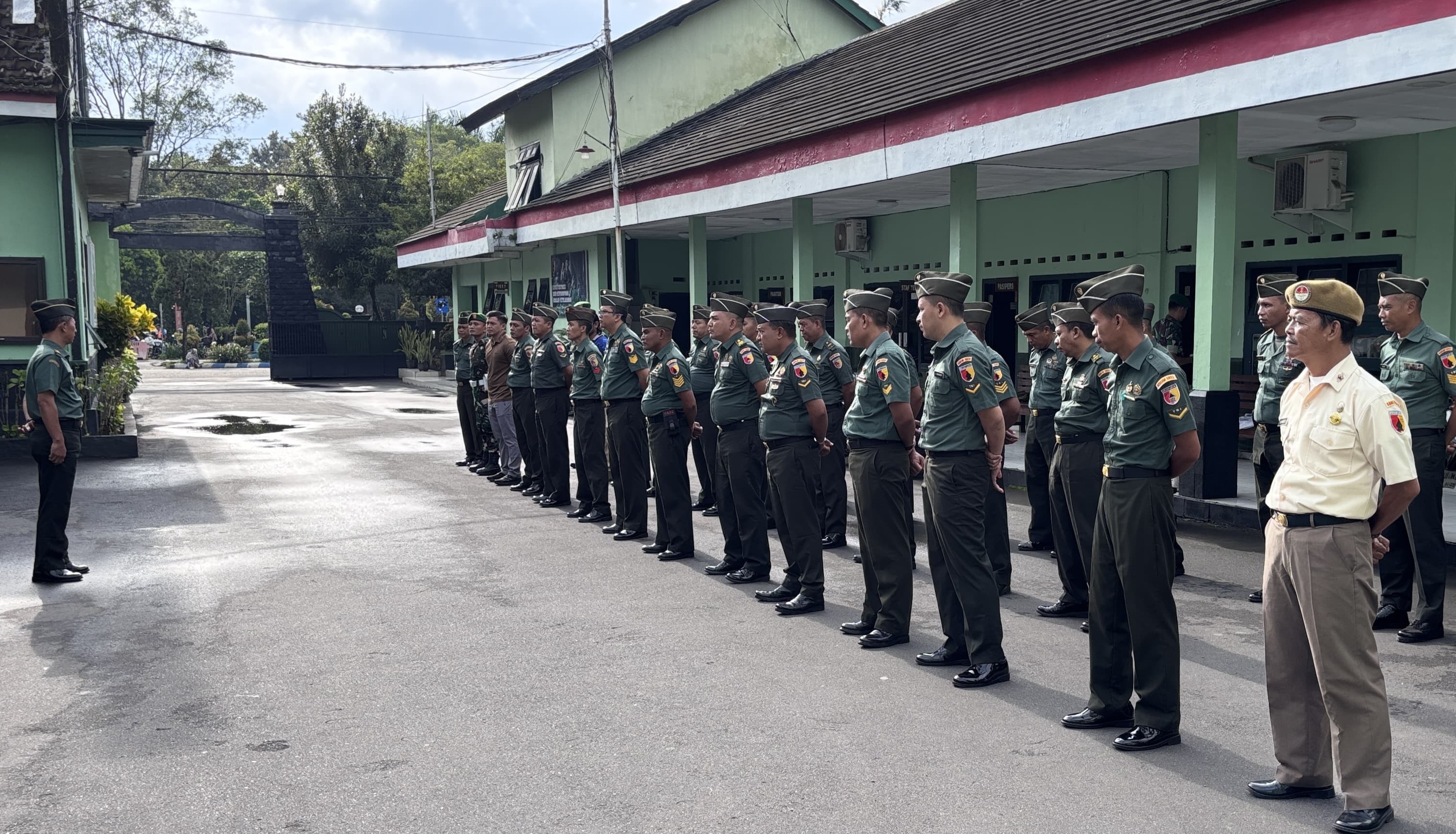 Awali Tugas dengan Disiplin dan Kepedulian Kesehatan, Kapten Inf Heri Purwanto Pimpin Apel Pagi