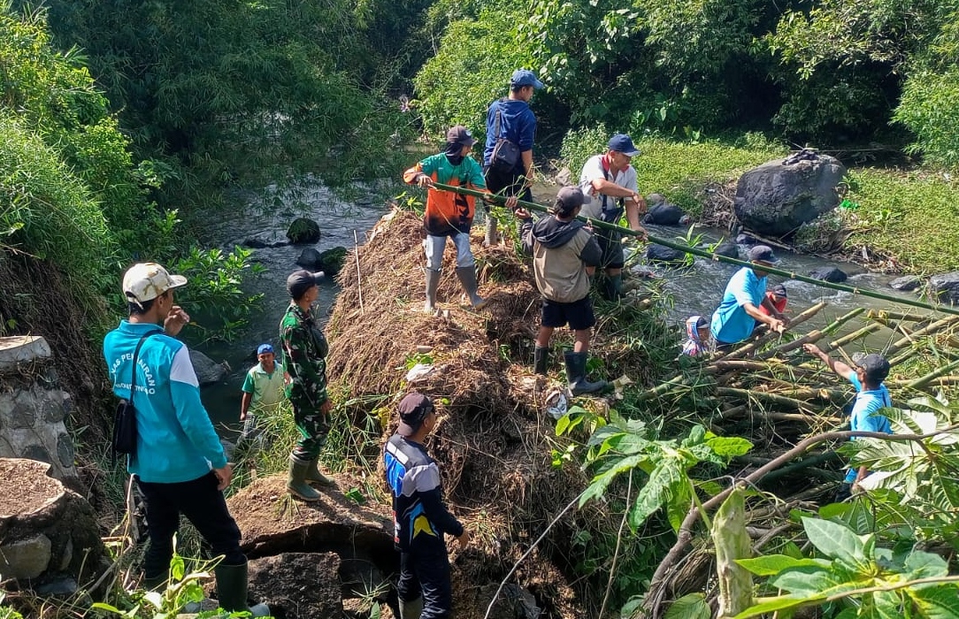 Babinsa Tenggarang dan Dhuwan Turun Tangan Bersihkan Sungai yang Tertutup Bambu
