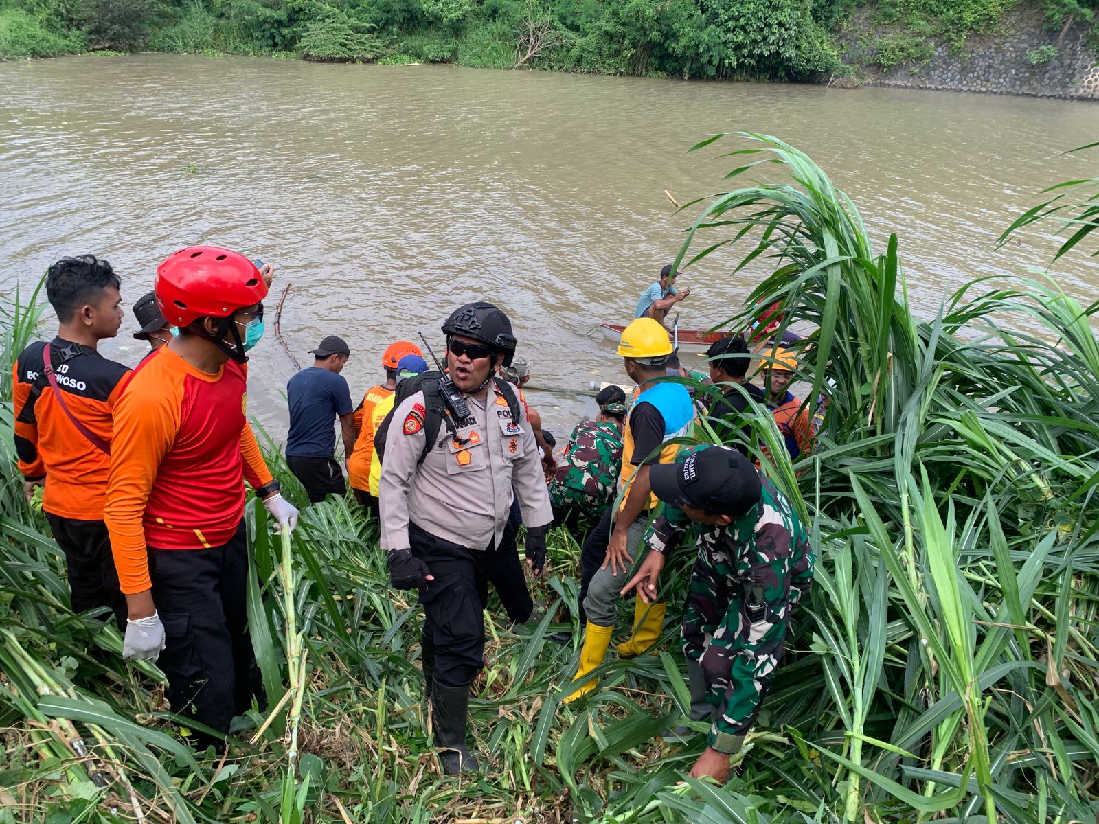 Personil Polres Bondowoso bersama Tim Gabungan Berhasil Temukan Korban Hanyut di Bendungan Sampean Baru Bondowoso