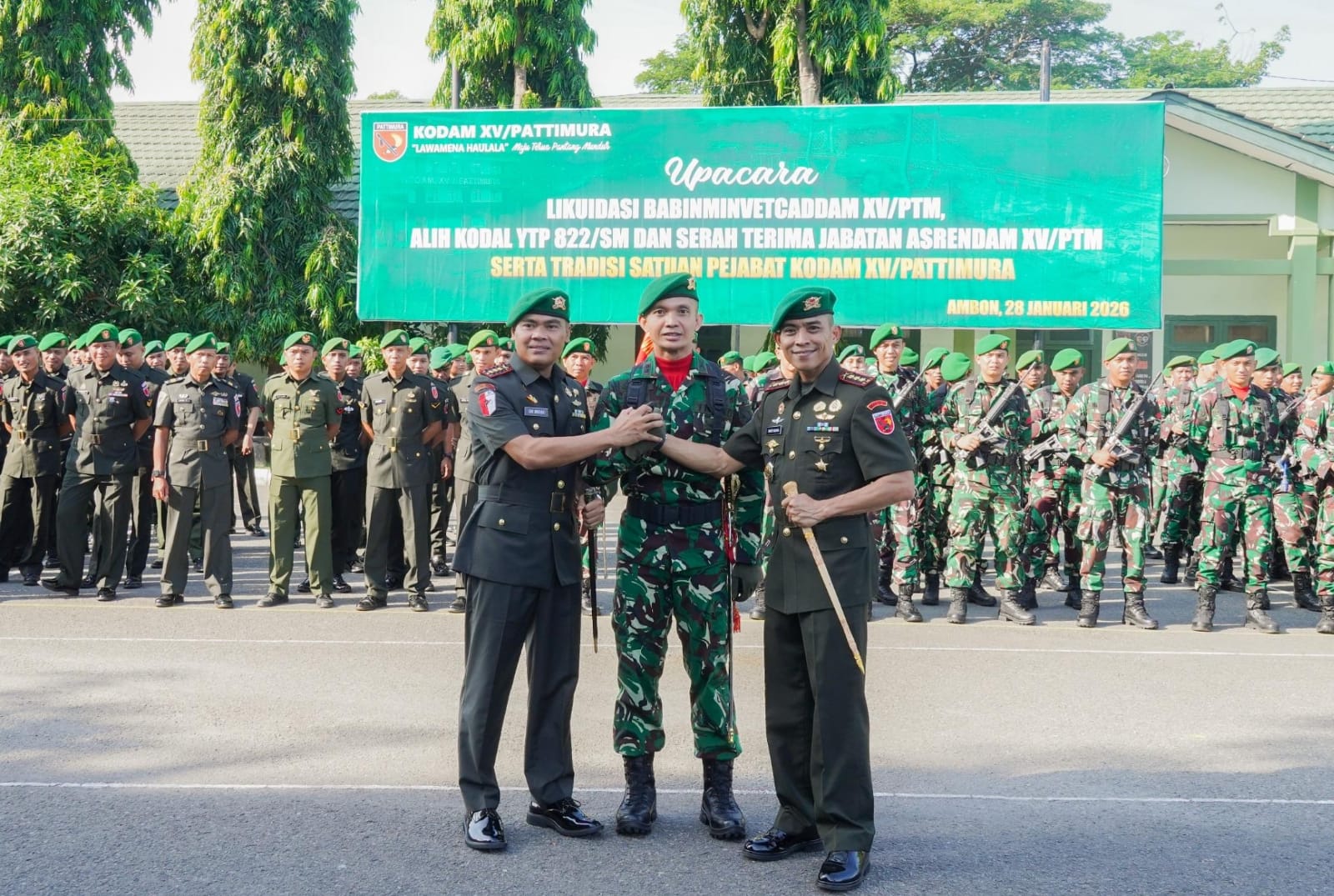 Kolonel Inf Rinto Wijaya Komandan Brigif TP 28/Bari Fola menerima Alih Kodal Yonif TP 822/SM