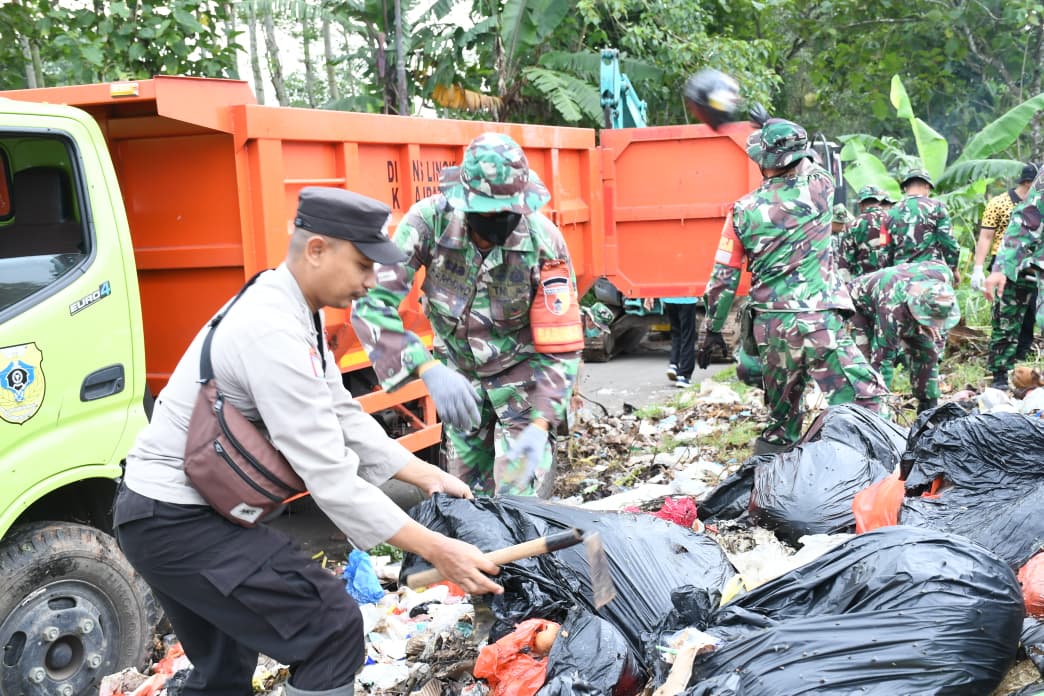 TNI-Polri dan Aparatur Daerah Bersinergi Wujudkan Wringin Bersih Lewat Gerakan Indonesia ASRI