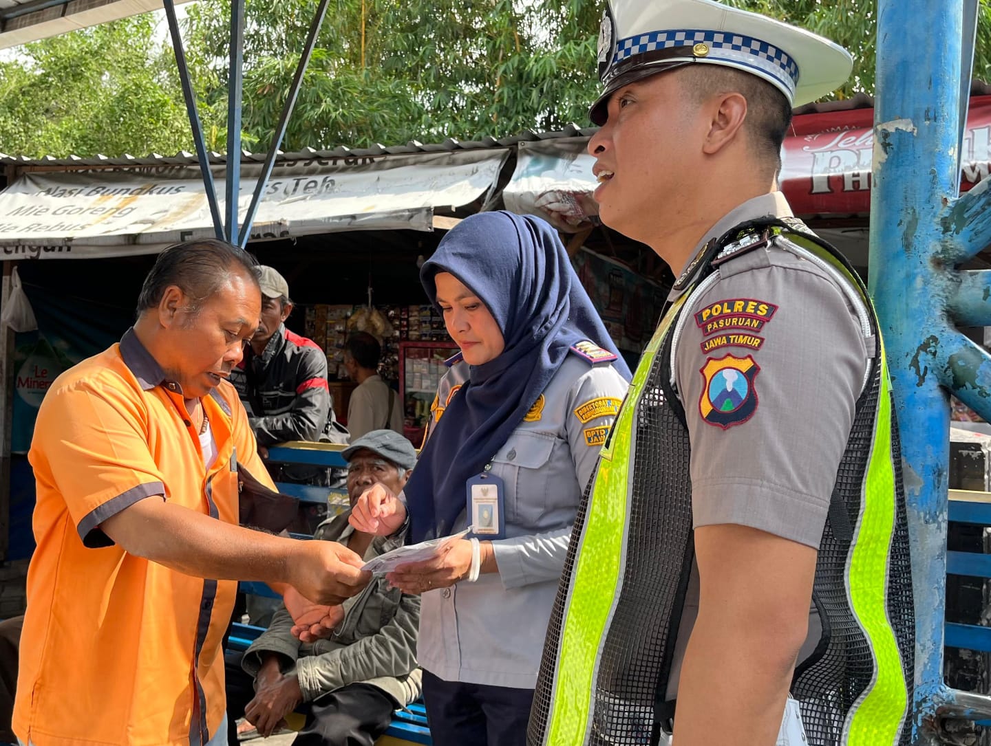 Upaya menekan Kecelakaan Satlantas Polres Pasuruan Gelar Ramp Check Angkutan Umum di Terminal Pandaan
