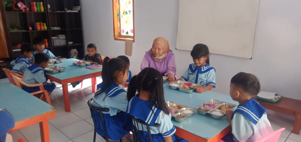 Distribusi MBG SPPG Sempol Kalianyar Ijen Berjalan Lancar, Siswa Sambut dengan Antusias
