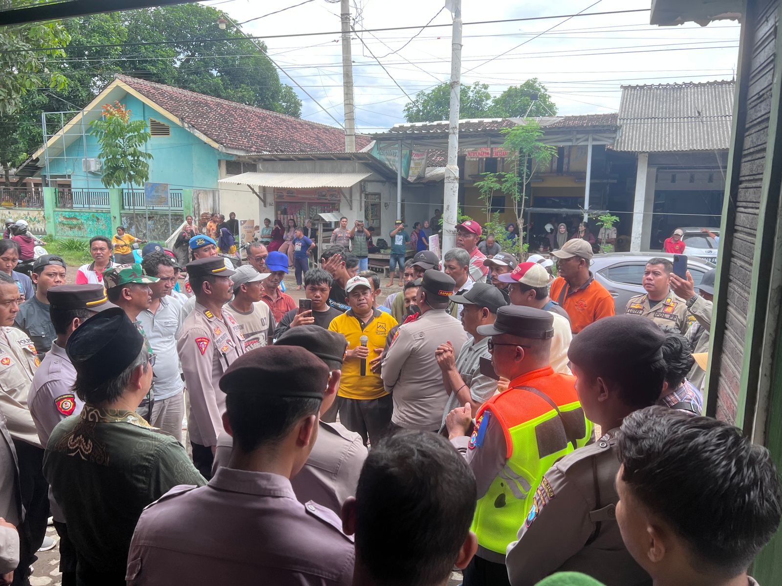 Polres Bondowoso melakukan pengamanan Unjuk Rasa Warga Desa Ramban Kulon Berlangsung secara humanis