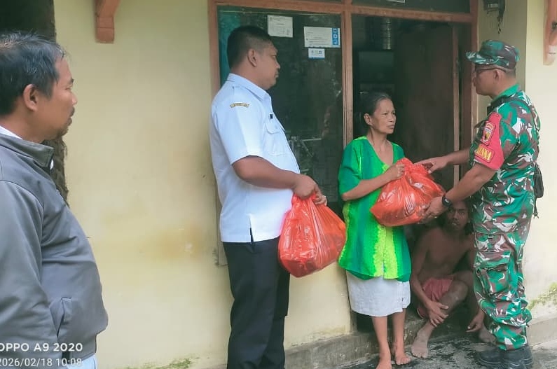 BABINSA PONCOGATI BORONG HATI WARGA! 24 Keluarga Kurang Mampu Terima Sembako, Aksi Nyata Sertu Darma Antoni Tuai Apresiasi