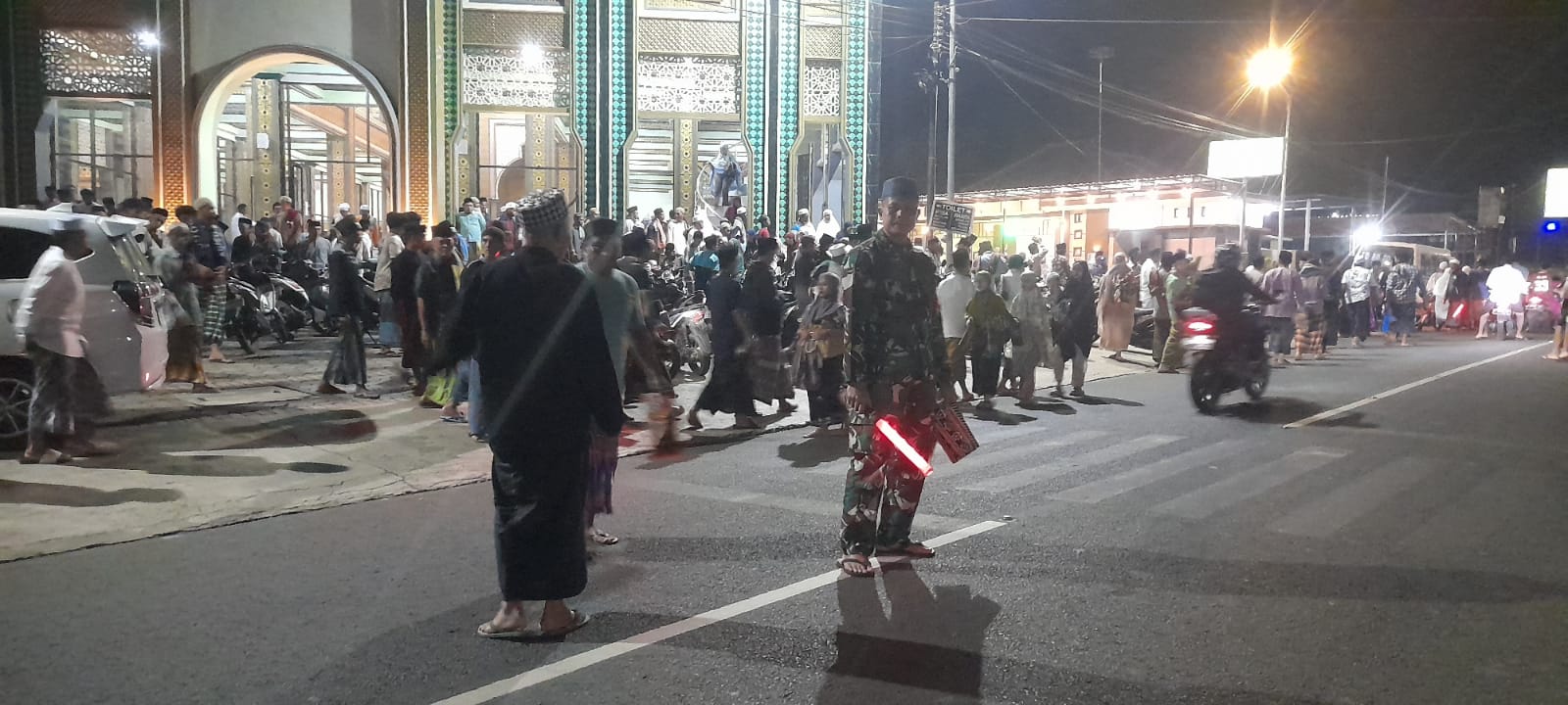 Demi Kenyamanan Umat, Babinsa Turun Langsung Amankan Ibadah Tarawih