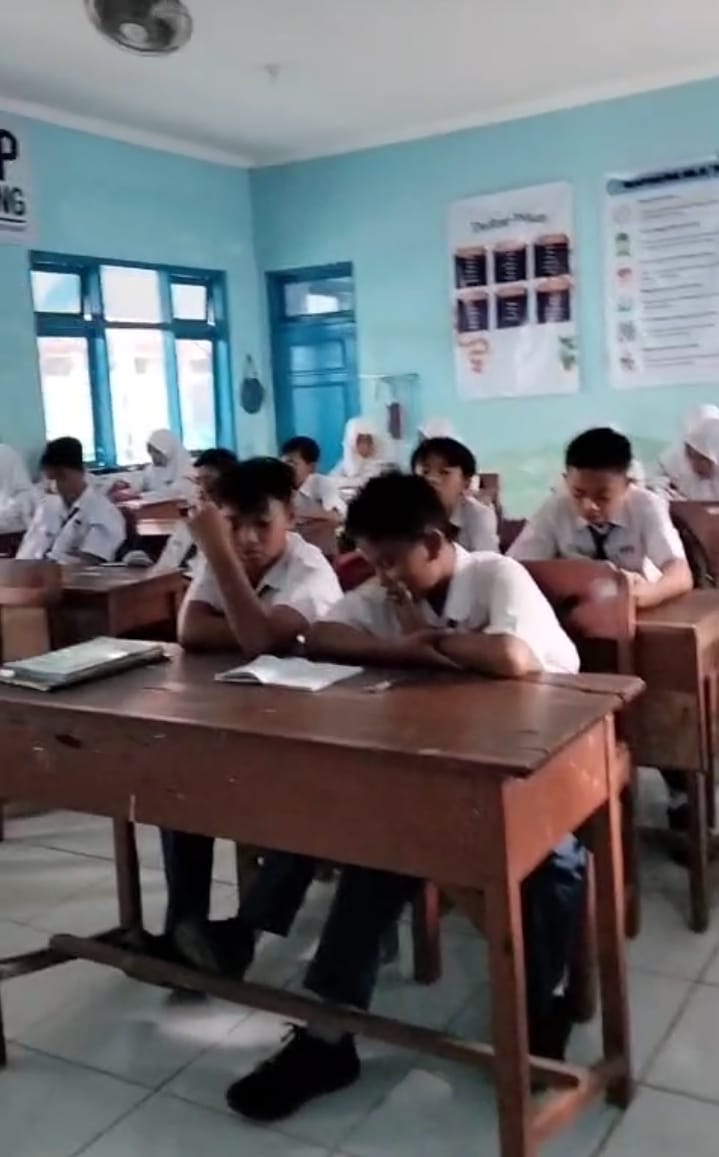 SMPN 1 PAMEKASAN NGAJI DAN BACA YASIN PERKELAS SERTA BAGI-BAGI TAKJIL DIDEPAN SEKOLAH