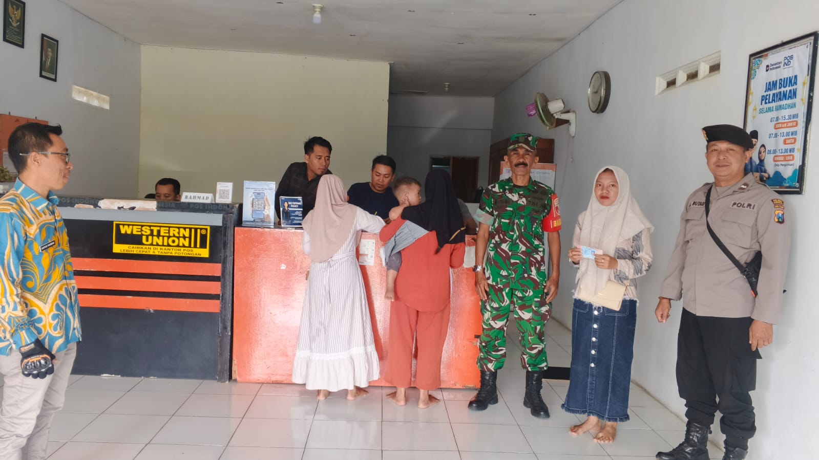 Babinsa Sukosari Amankan Penyaluran Bantuan PKH, 41 Warga Terima Bantuan Rp.600 Ribu