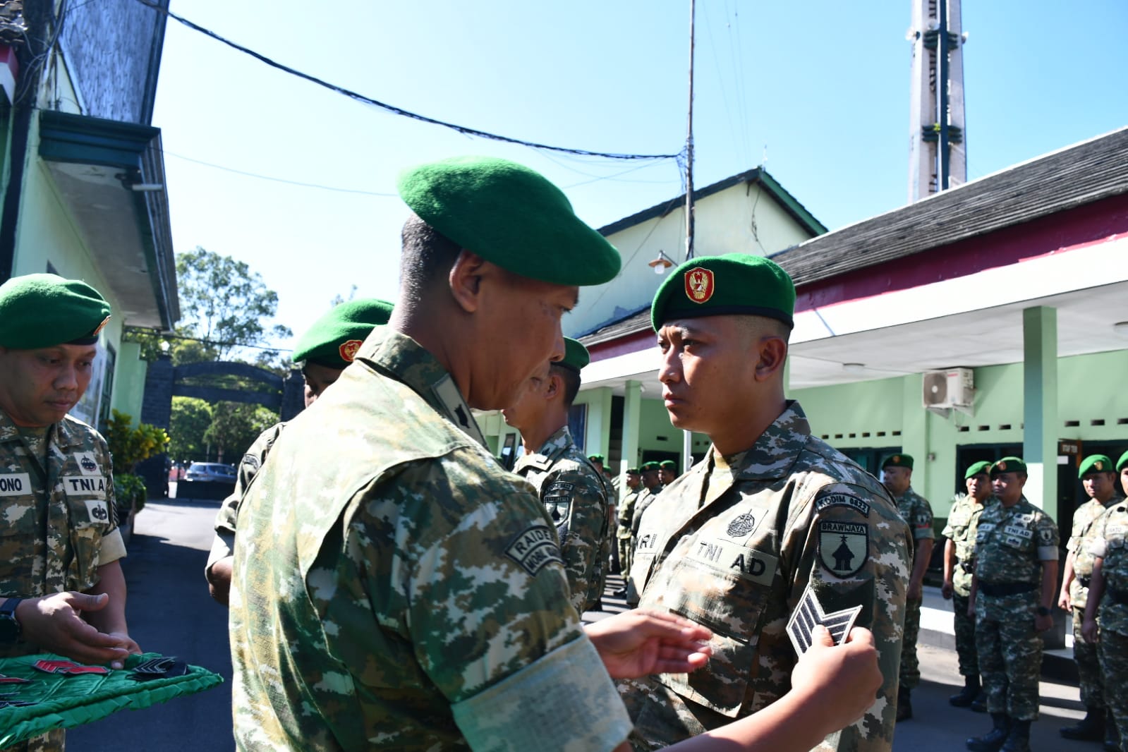Kasdim 0822 Pimpin Upacara Kenaikan Pangkat, 24 Prajurit Terima Penghargaan Pengabdian