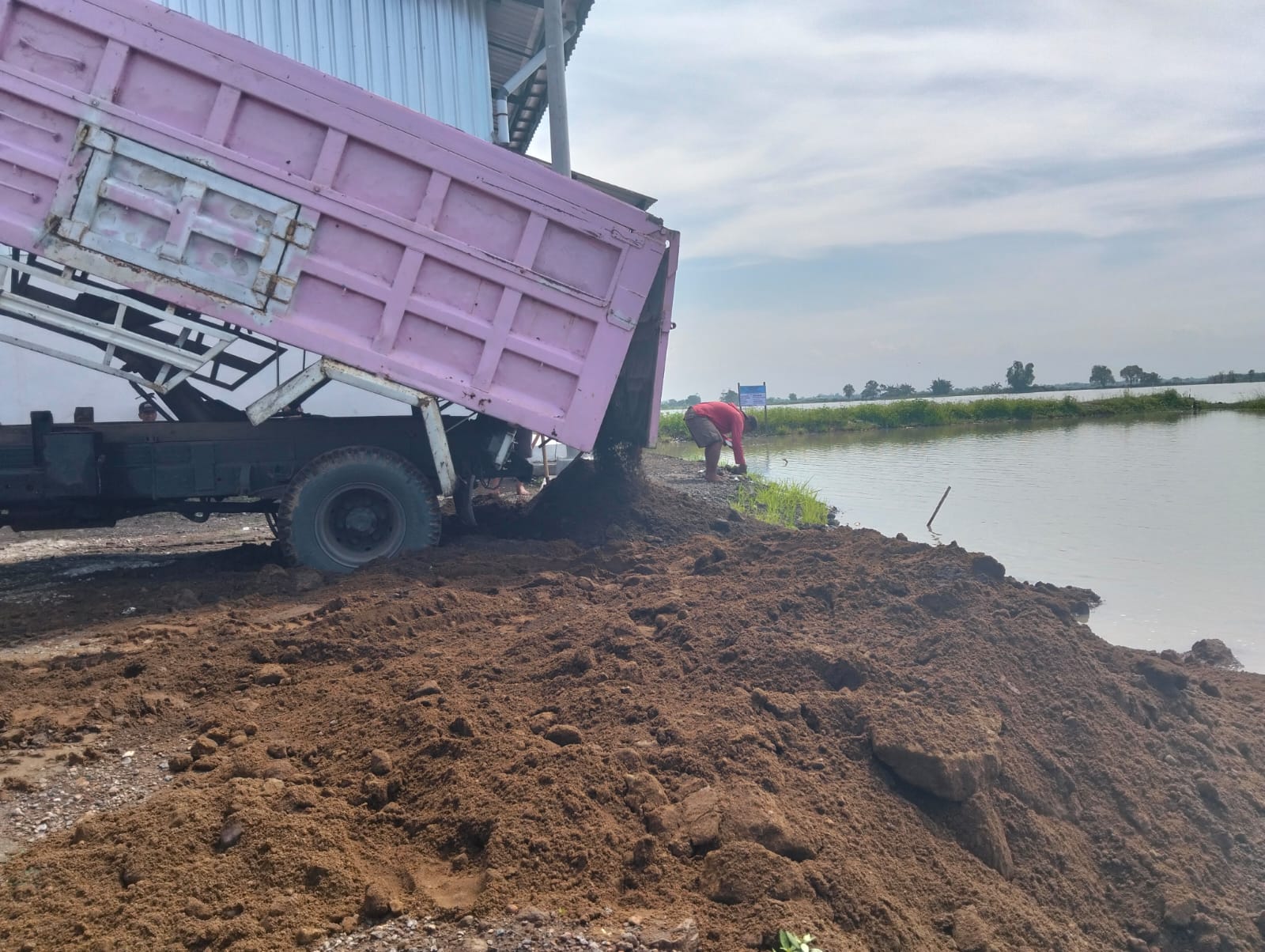 Pembangunan Gedung Serbaguna Desa Permisan Dilaksanakan Secara Bertahap dan Transparan