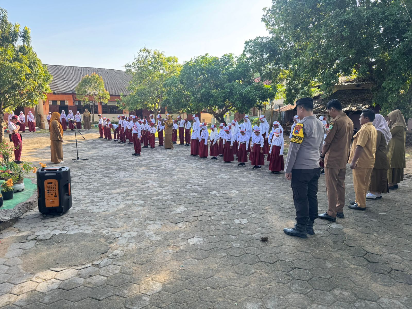 POLRES PAMEKASAN GENCARKAN PROGRAM POLISI MASUK SEKOLAH, BENTUK KARAKTER DISIPLIN DAN ANTI-BULLYING SEJAK DINI