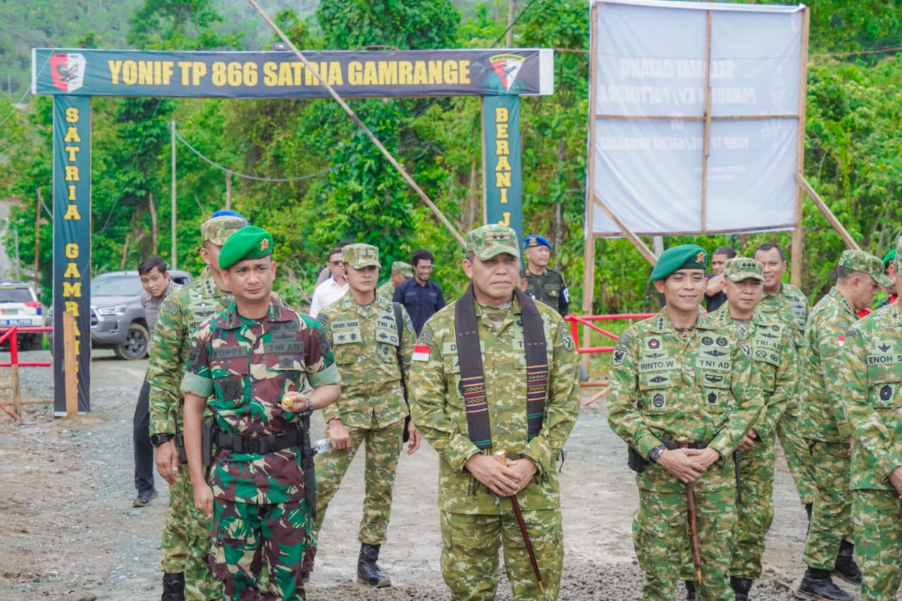 Kol Inf Rinto Wijaya mendampingi Pangdam XV/Patimura Kunjungan Kerja ke Marsheling Area YONIF TP 866/SG