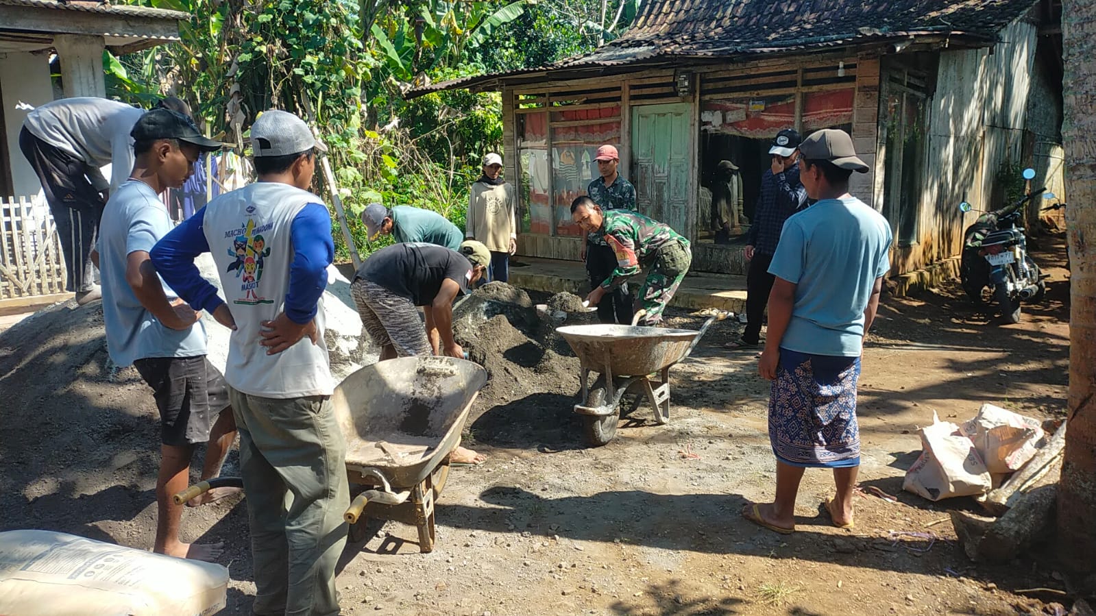 Babinsa 0822 Pimpin Kerja Bakti, Warga Banyu Wulu Gotong Royong Perbaiki Jalan Desa