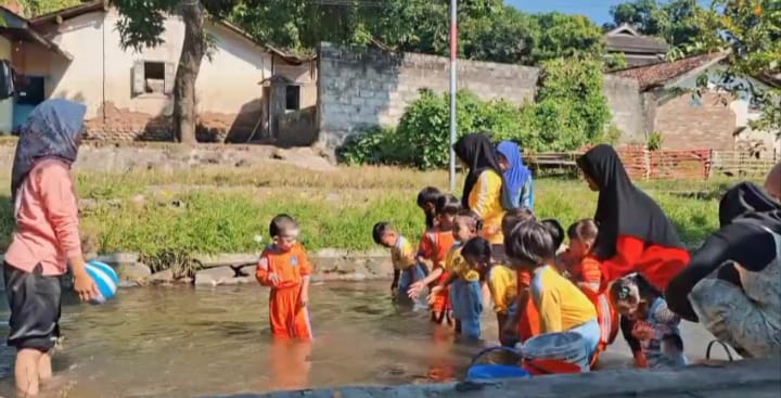 Kegembiraan Anak PAUD Dwi Sartika Klabang Bermain Bola di Sungai Dangkal