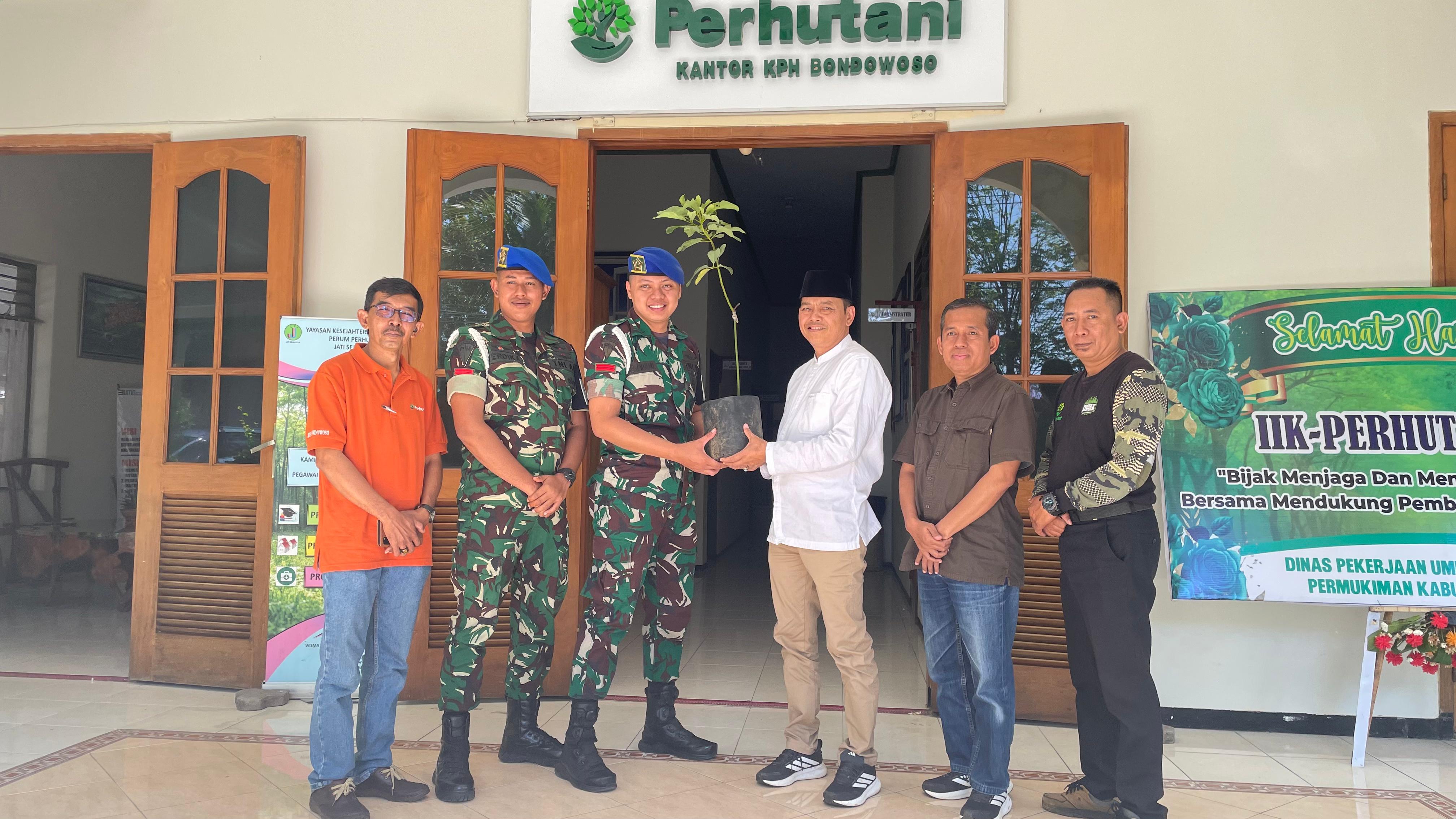 Dukung Ruang Terbuka Hijau, Perhutani Bondowoso Serahkan Bibit Buah ke Subdenpom