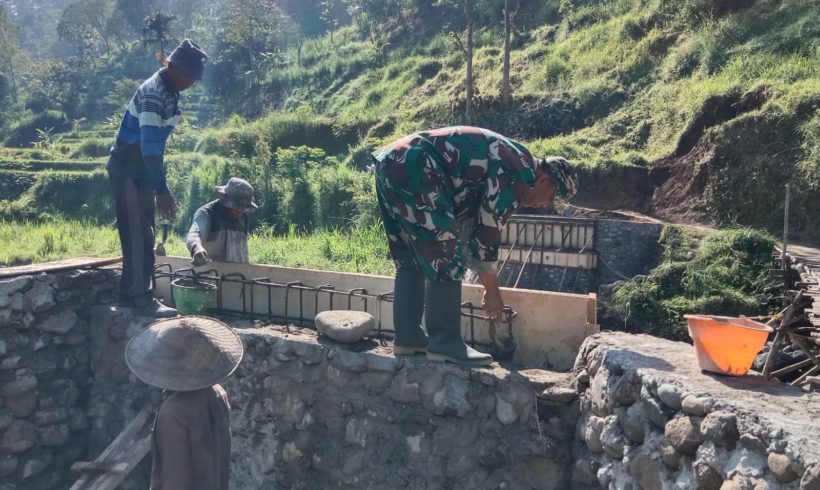 Akses Terbuka! Jembatan 15×2 Meter Dibangun di Perbatasan Bondowoso–Situbondo