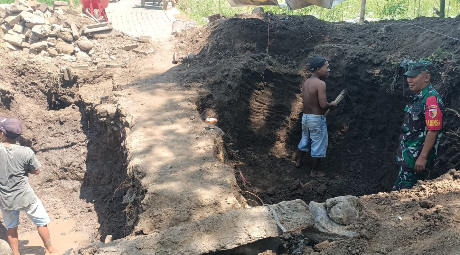 Semangat Gotong Royong Menguat, Warga dan TNI Bangun Jembatan Perintis Garuda Penghubung Dua Desa