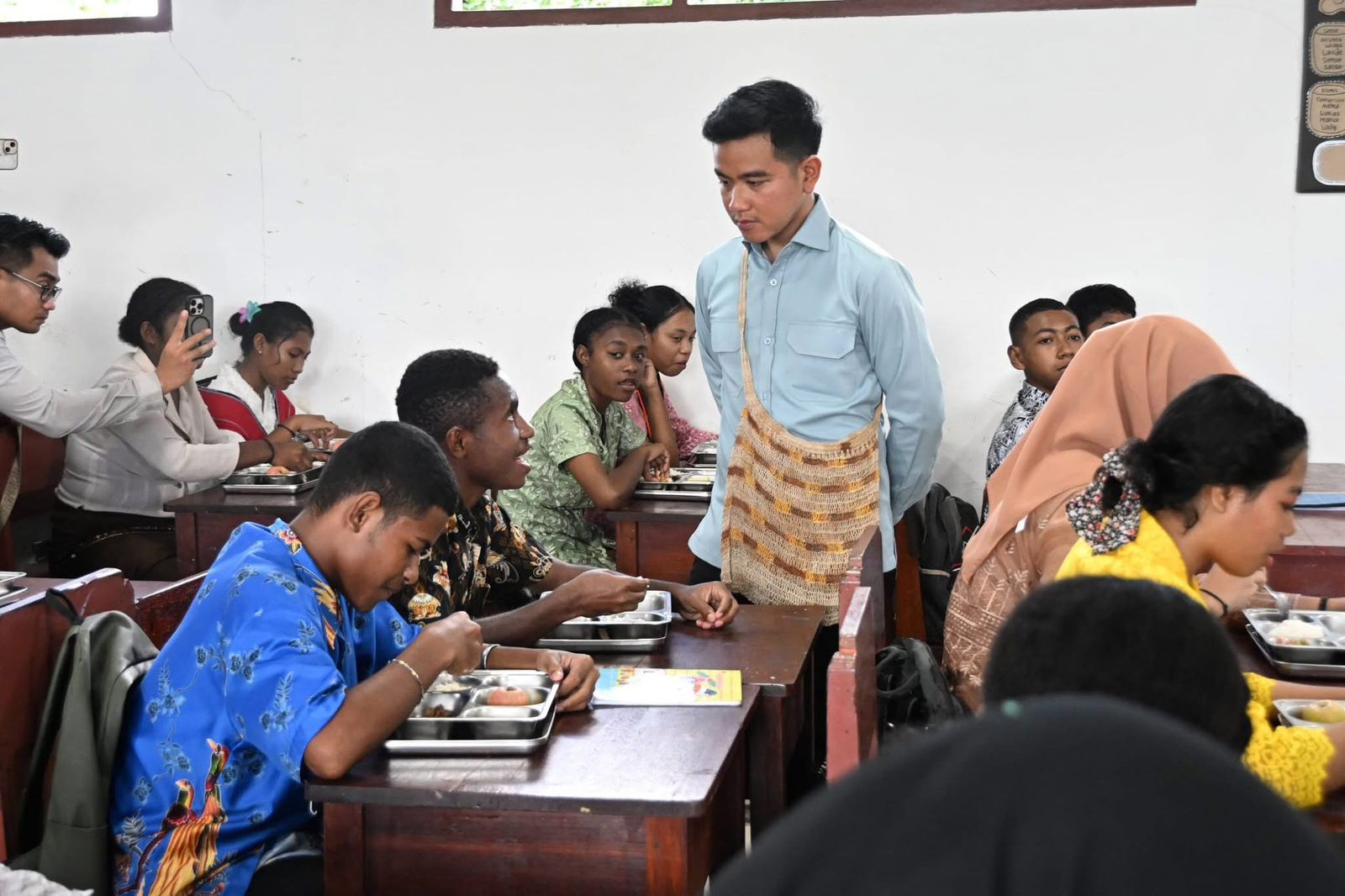 Menko Polkam Dampingi Wapres Tinjau Sekolah Sentra Pendidikan dan MBG di Mimika dan Yahukimo