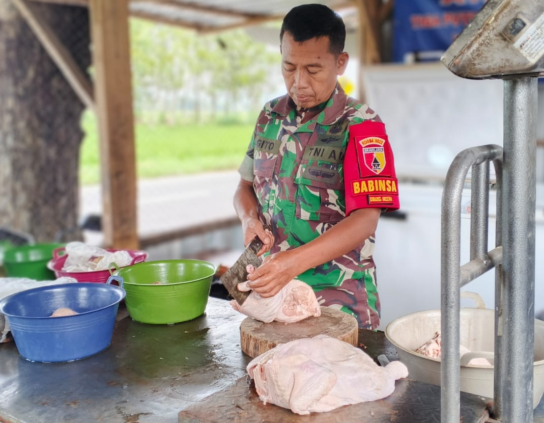 Babinsa Tenggarang Bantu UMKM Warga Hingga Ke Dapur Produksi