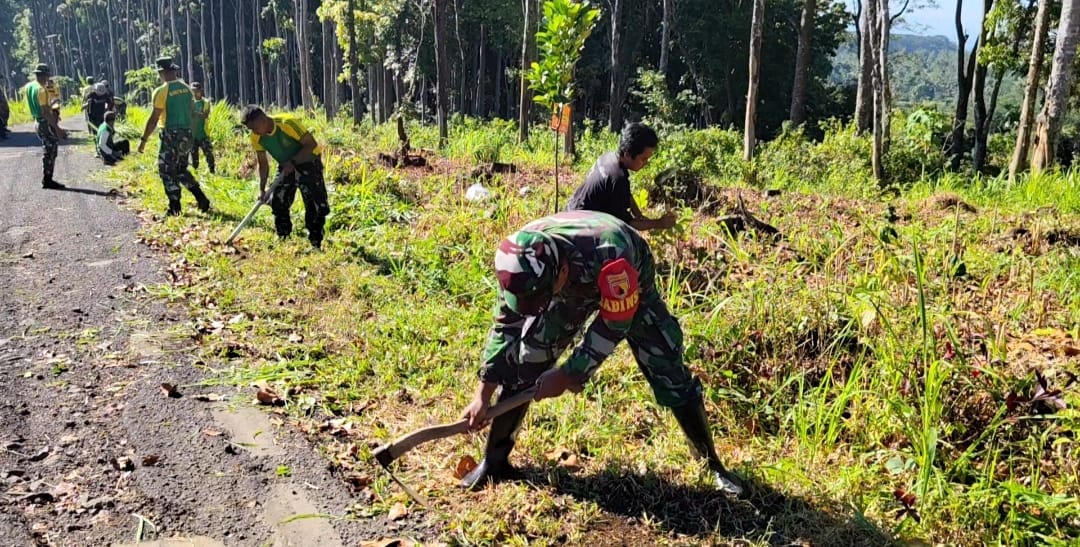 Babinsa 0822 Pimpin Karya Bhakti, Wujud Nyata Kebersamaan TNI dan Warga di Sumber Salak