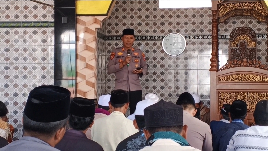 Safari Jumat Polsek Sempol: Menguatkan Silaturahmi, Menjaga Kamtibmas, dan Mengenalkan Layanan Darurat 110